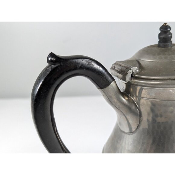1930s Hammered Pewter lidded jug, vintage metal decorative arts and crafts hot - Picture 9 of 10
